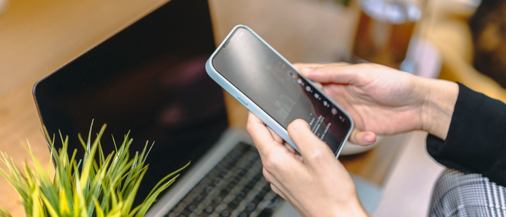 Comunicação com clientes na transição: avisos e documentos em escala, com registro